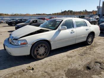  Salvage Lincoln Towncar