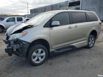  Salvage Toyota Sienna