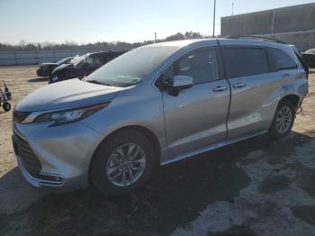  Salvage Toyota Sienna