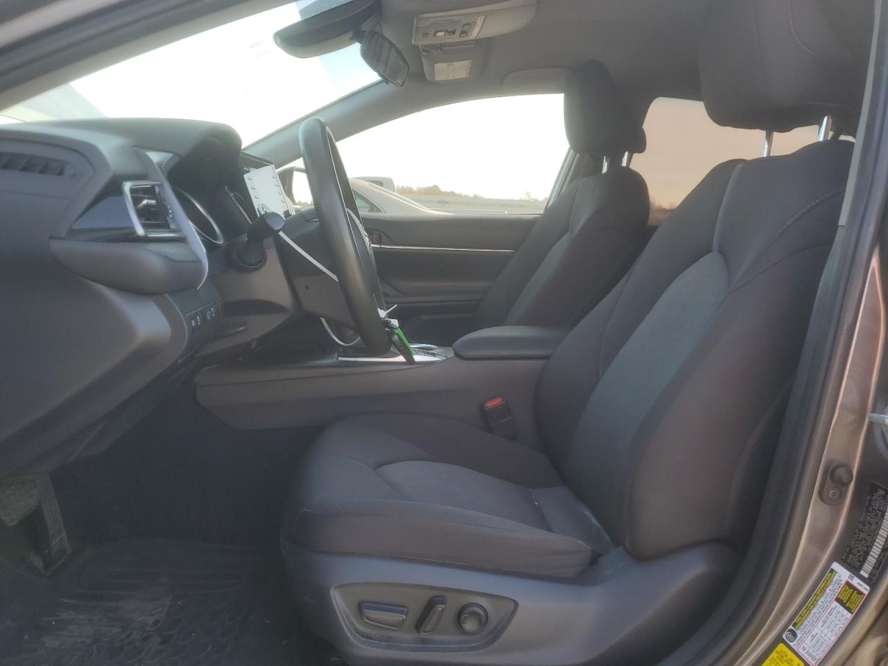 Toyota Camry Le Image 7