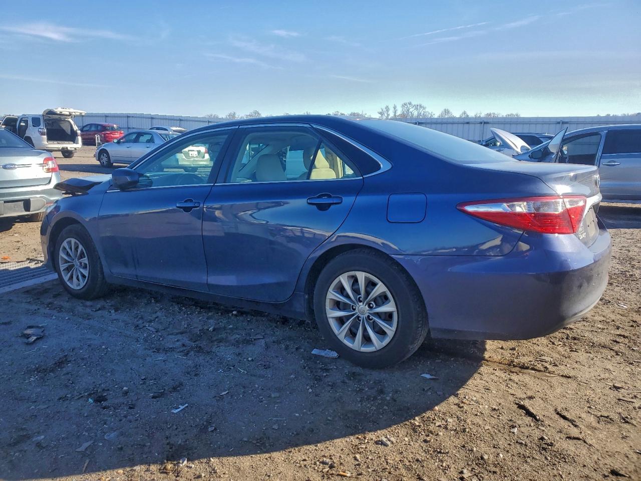 Toyota Camry Le Image 4