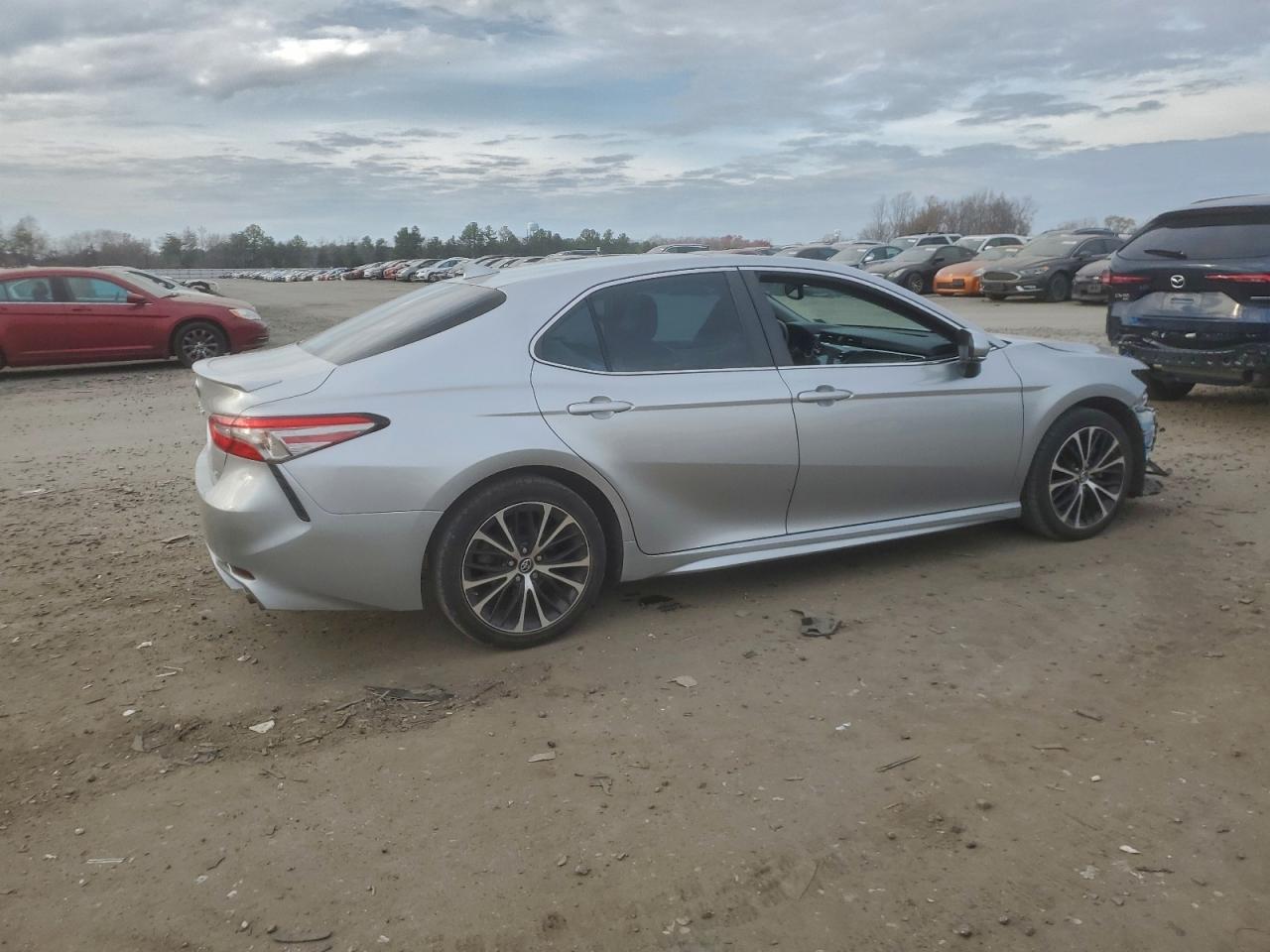 Toyota Camry L Image 3