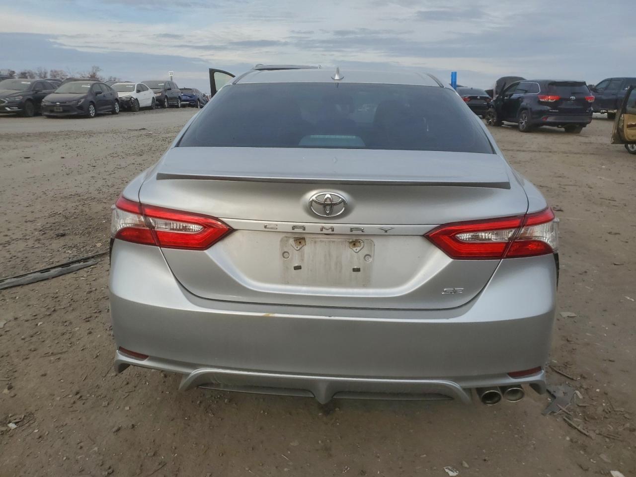 Toyota Camry L Image 6