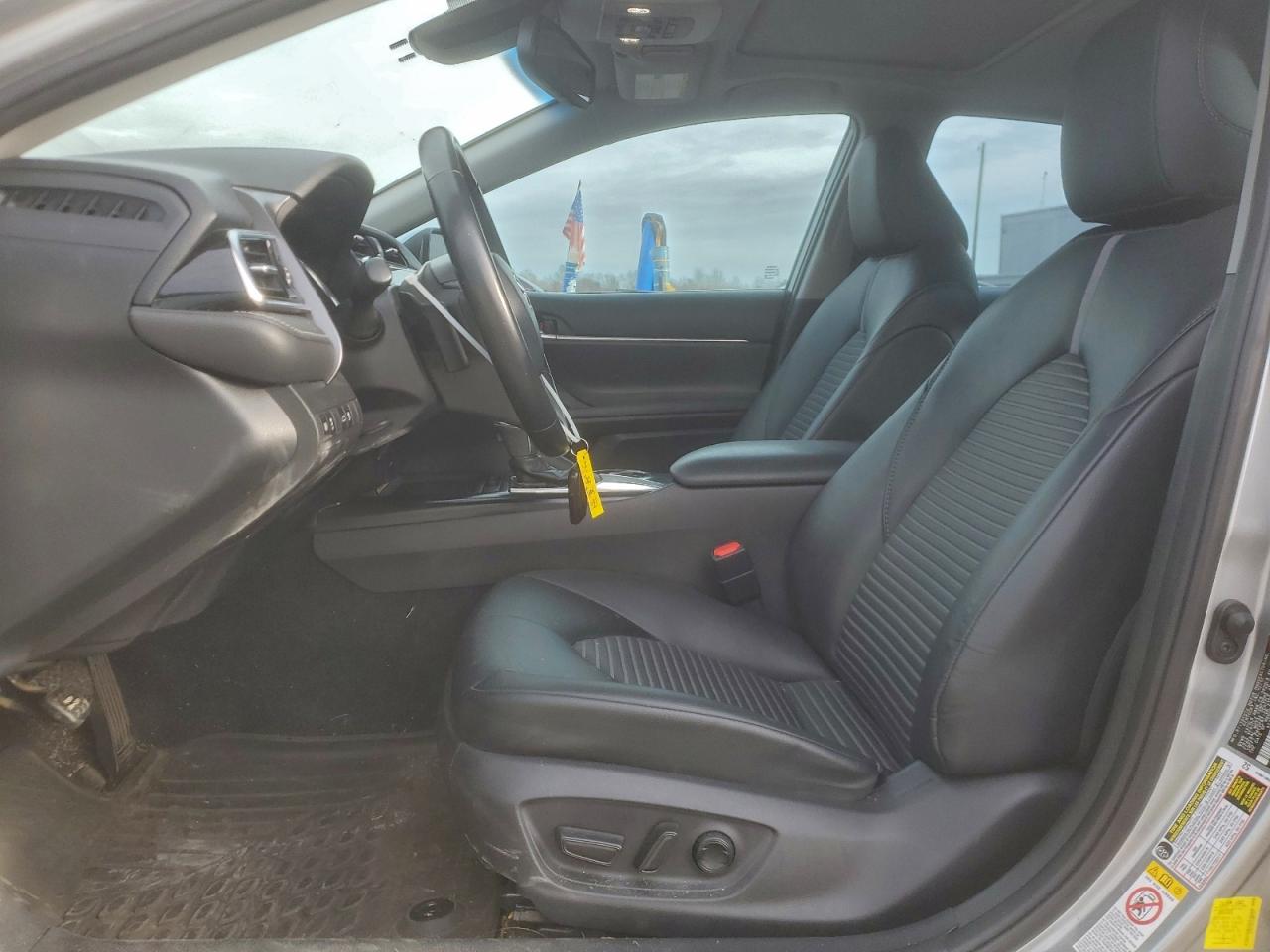 Toyota Camry L Image 7