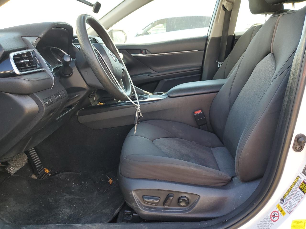 Toyota Camry L Image 10