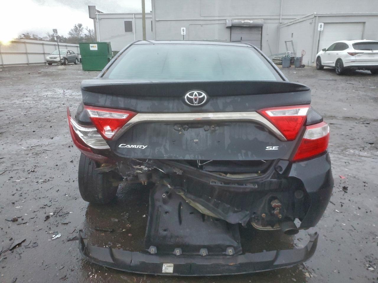 Toyota Camry Le Image 6