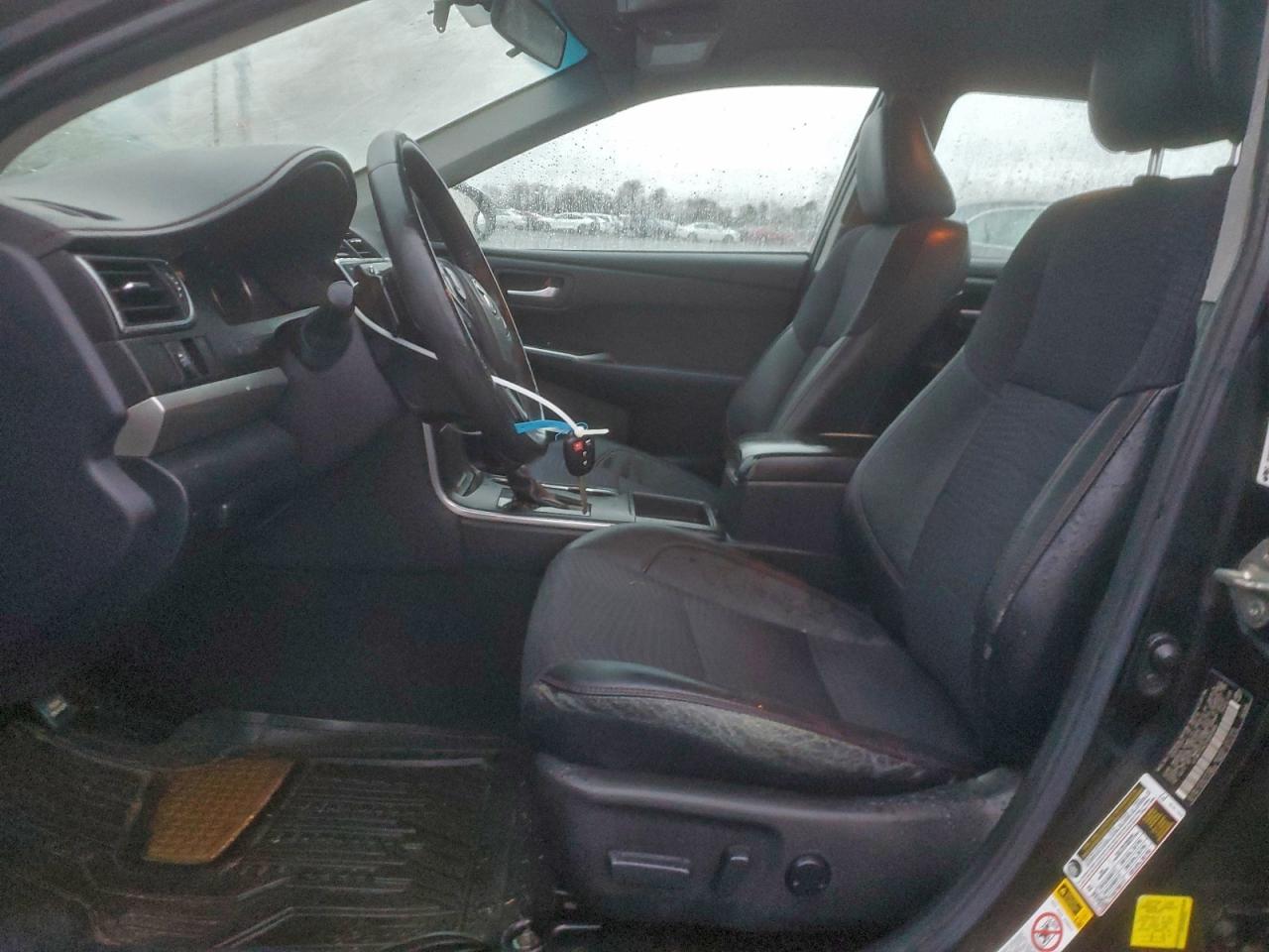 Toyota Camry Le Image 10