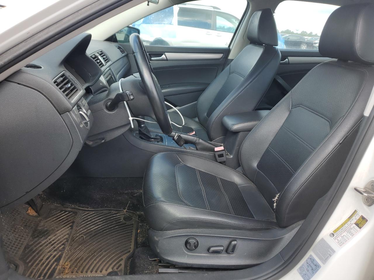 Volkswagen Passat S Image 7