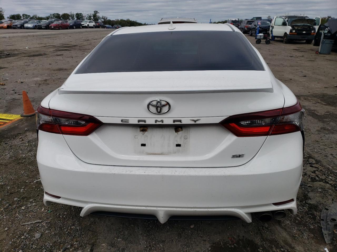 Toyota Camry Se Image 7