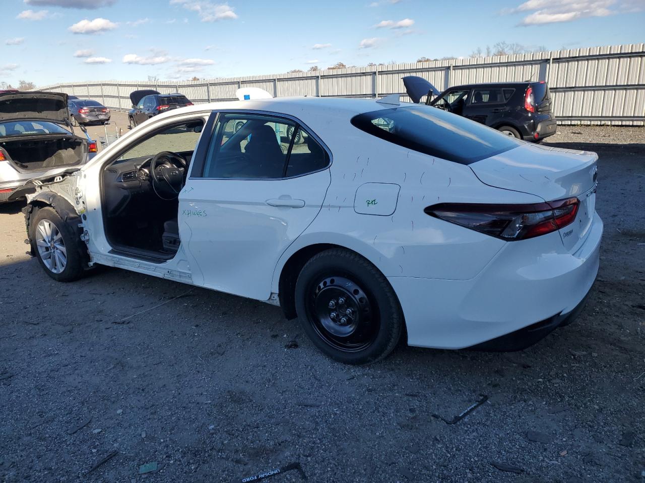 Toyota Camry Le Image 5