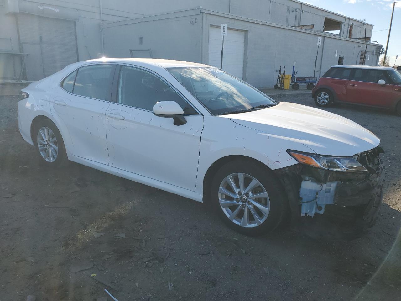 Toyota Camry Le Image 6