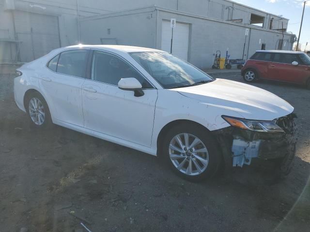 Toyota Camry Le Image 6