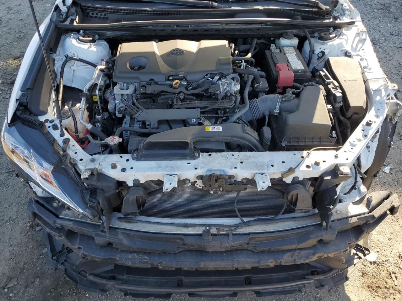 Toyota Camry Le Image 9