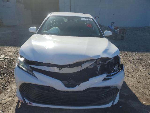 Toyota Camry Le Image 12