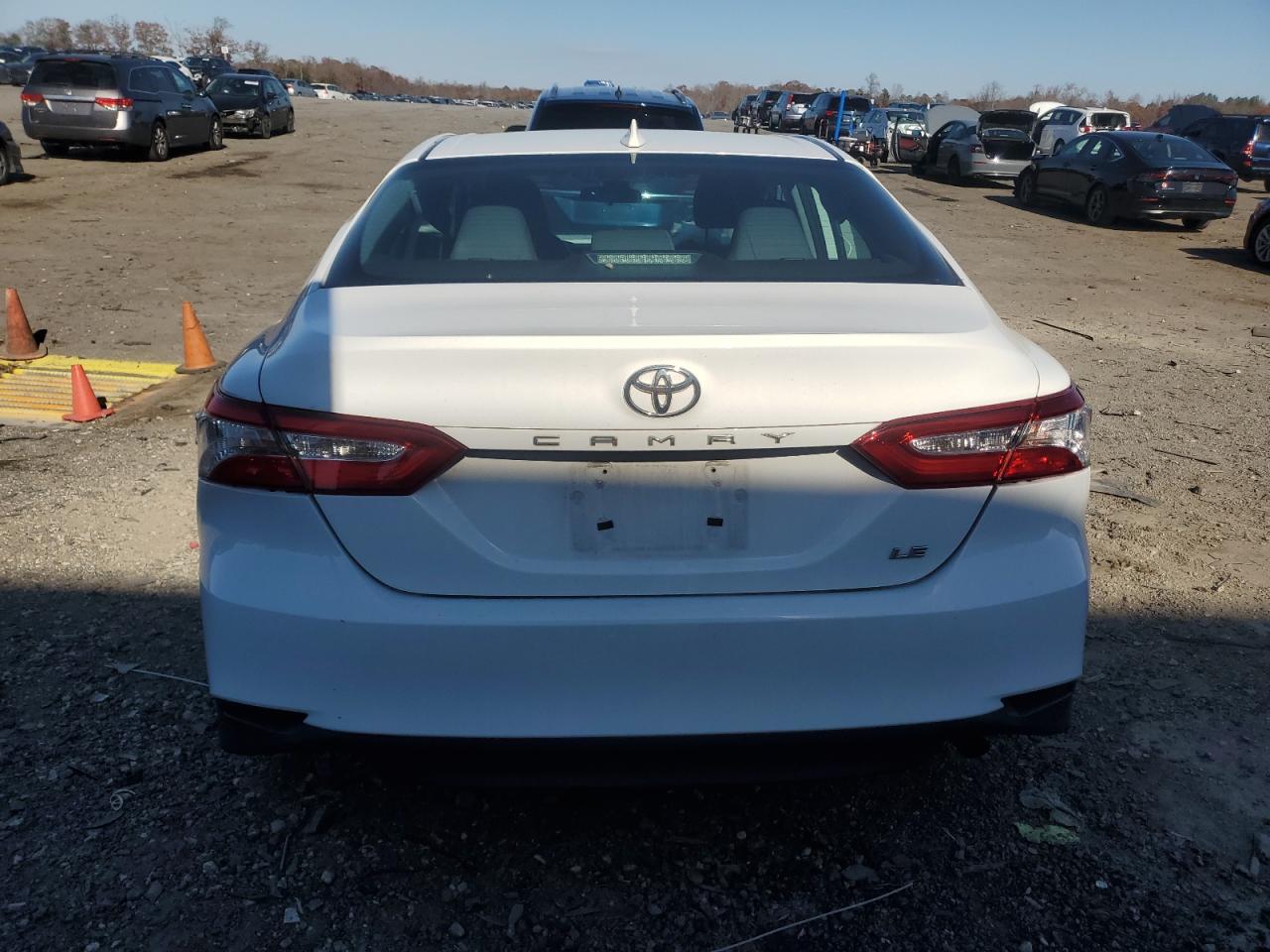Toyota Camry Le Image 11