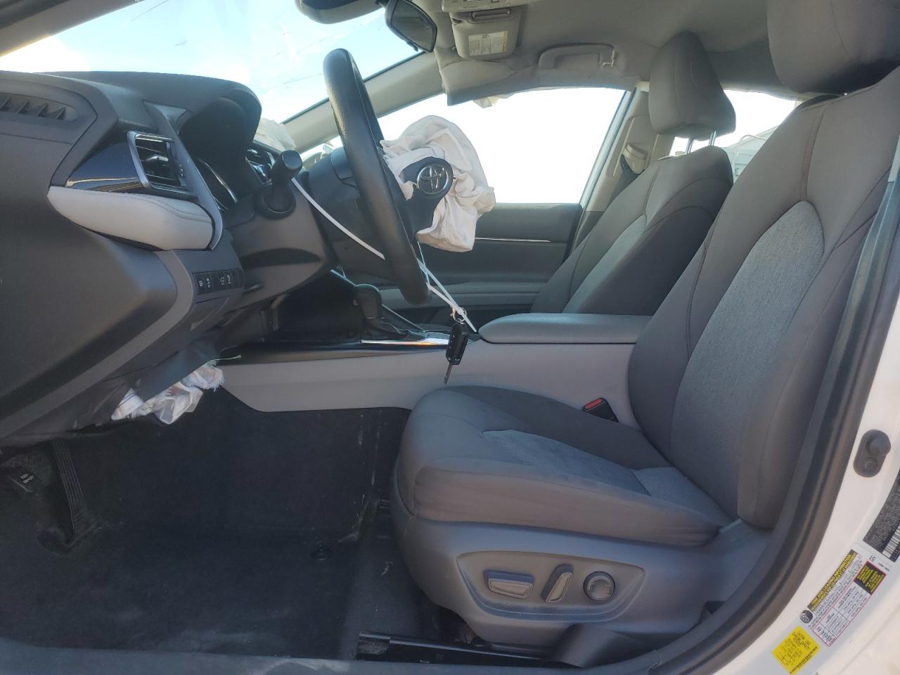 Toyota Camry Le Image 8