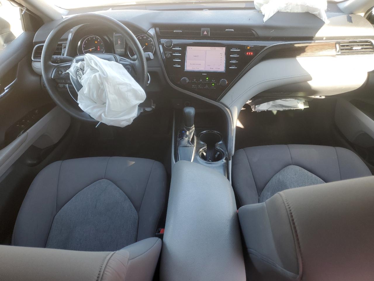 Toyota Camry Le Image 4