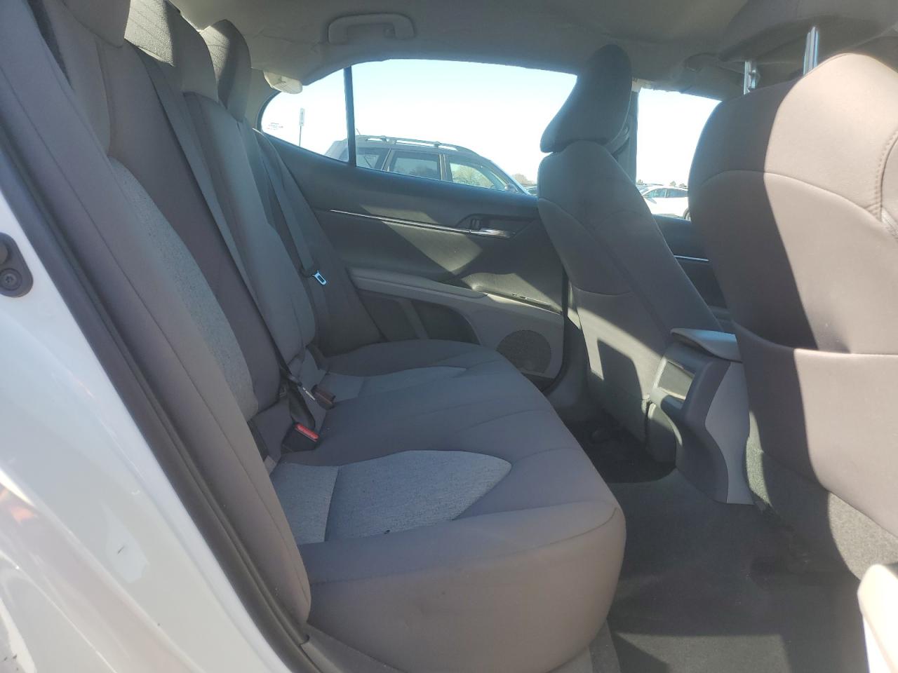 Toyota Camry Le Image 3