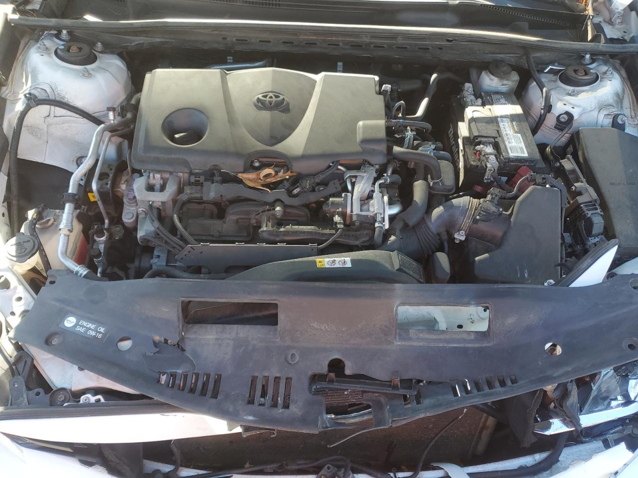 Toyota Camry Le Image 10