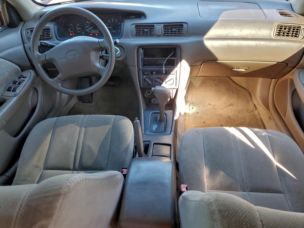 Toyota Camry Ce Image 5