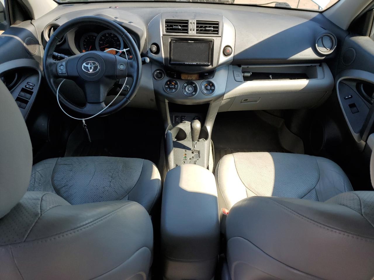 Toyota RAV4 Limited Image 12