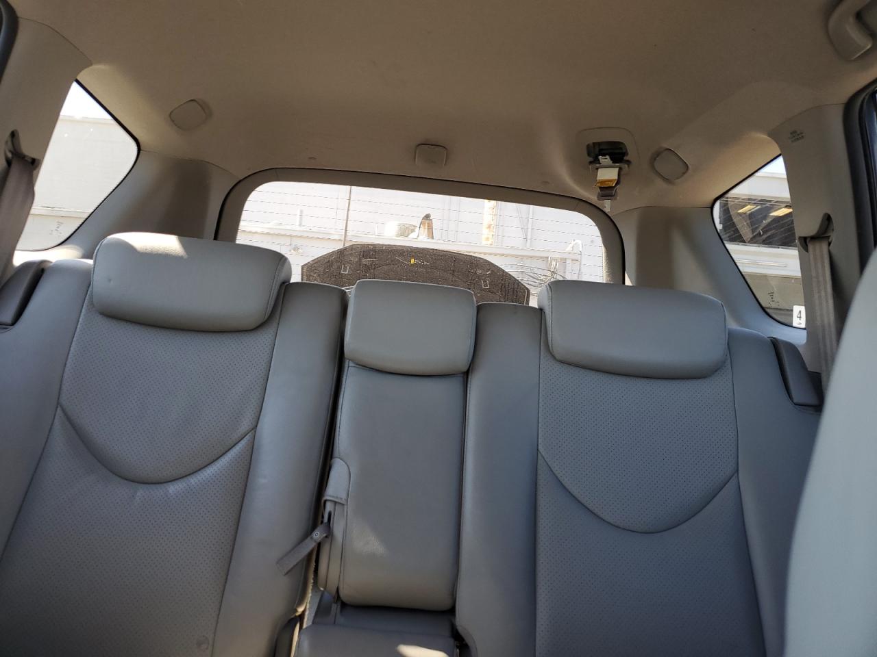 Toyota RAV4 Limited Image 8