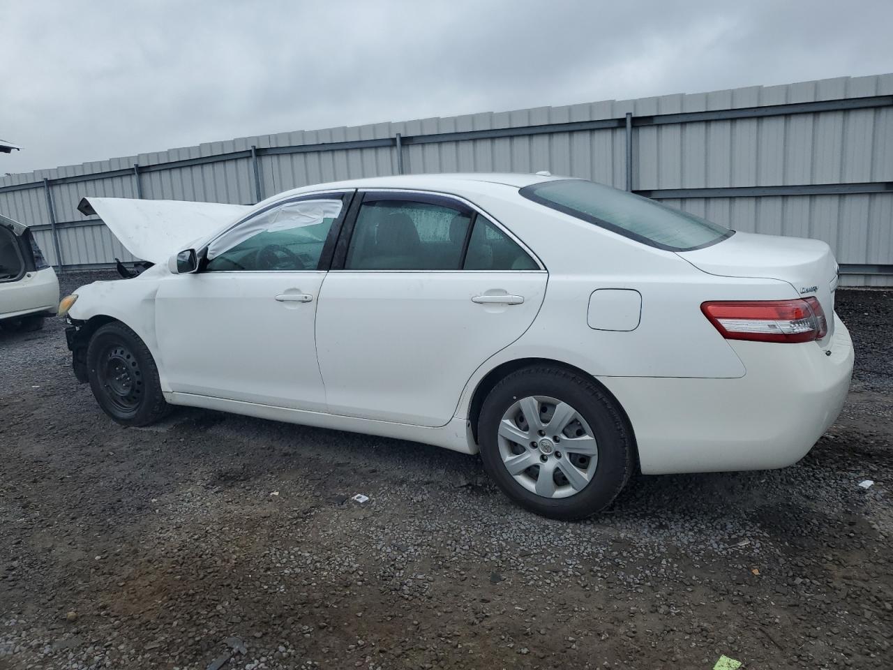 Toyota Camry Base Image 3