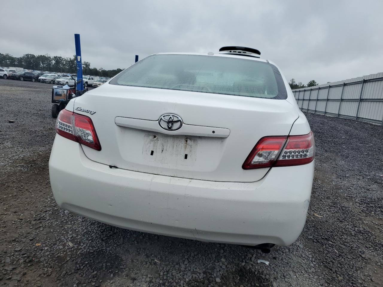 Toyota Camry Base Image 7