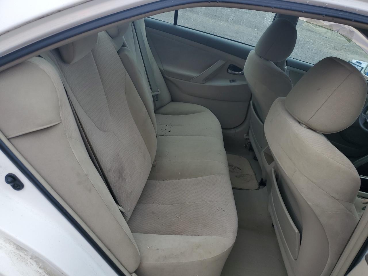 Toyota Camry Base Image 9