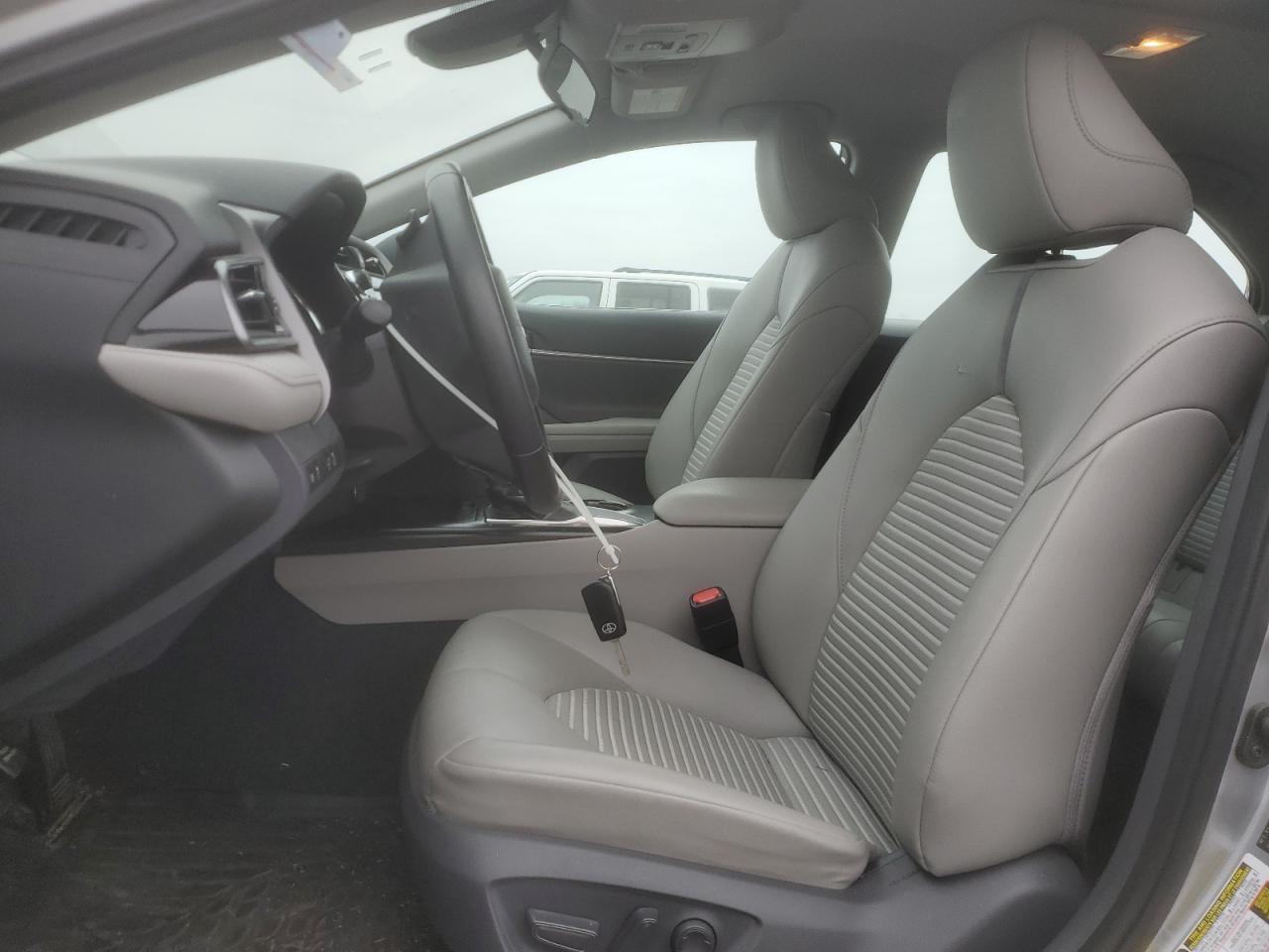 Toyota Camry L Image 9