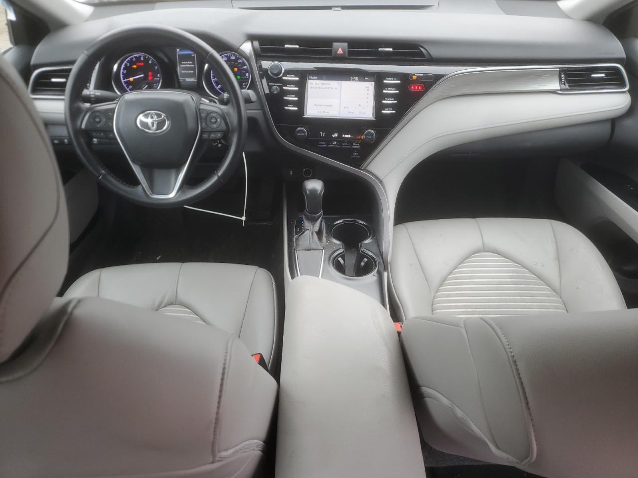 Toyota Camry L Image 10