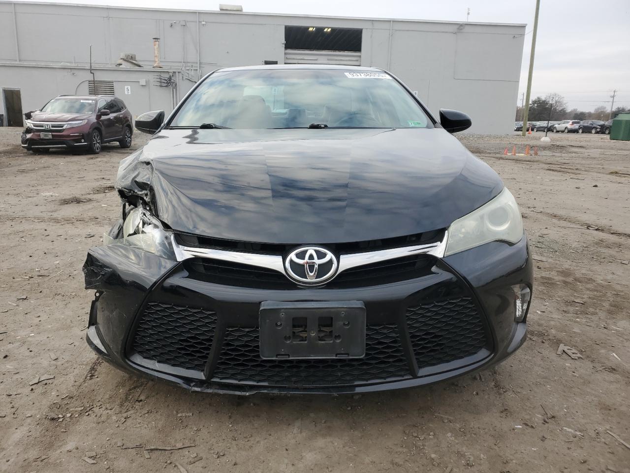 Toyota Camry Le Image 8