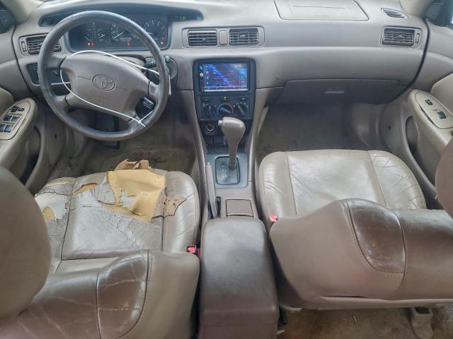 Toyota Camry Le Image 8