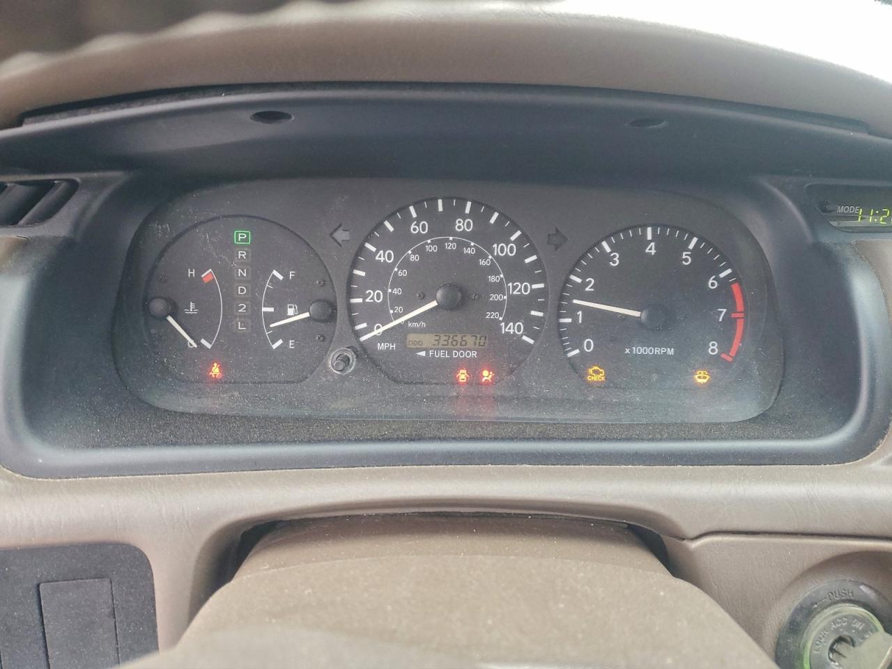 Toyota Camry Le Image 9