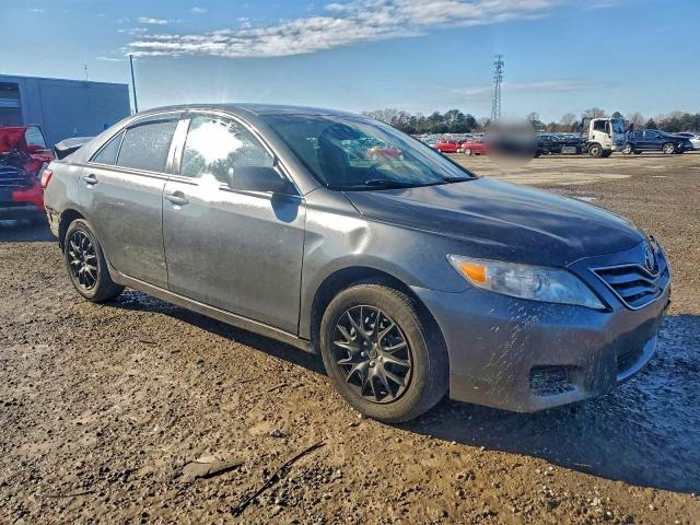 Toyota Camry Base Image 2