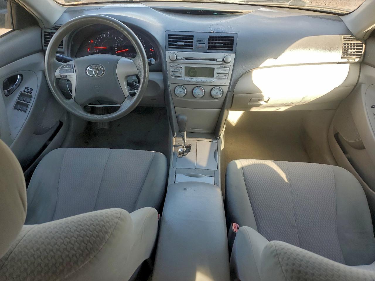 Toyota Camry Base Image 8