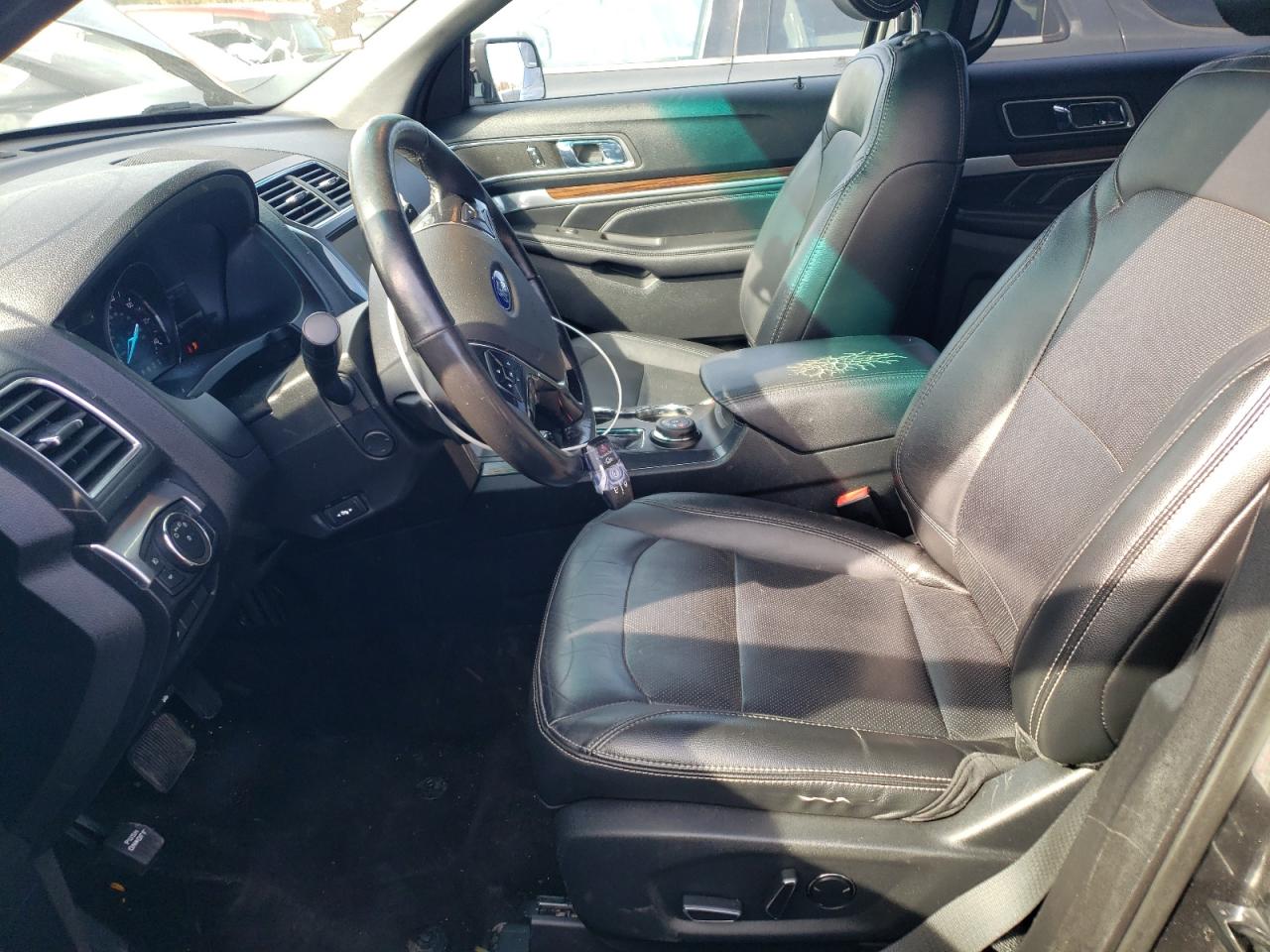 Ford Explorer Limited Image 4