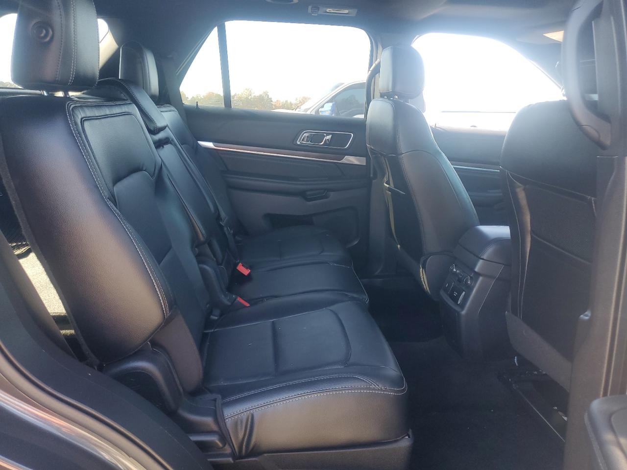 Ford Explorer Limited Image 9