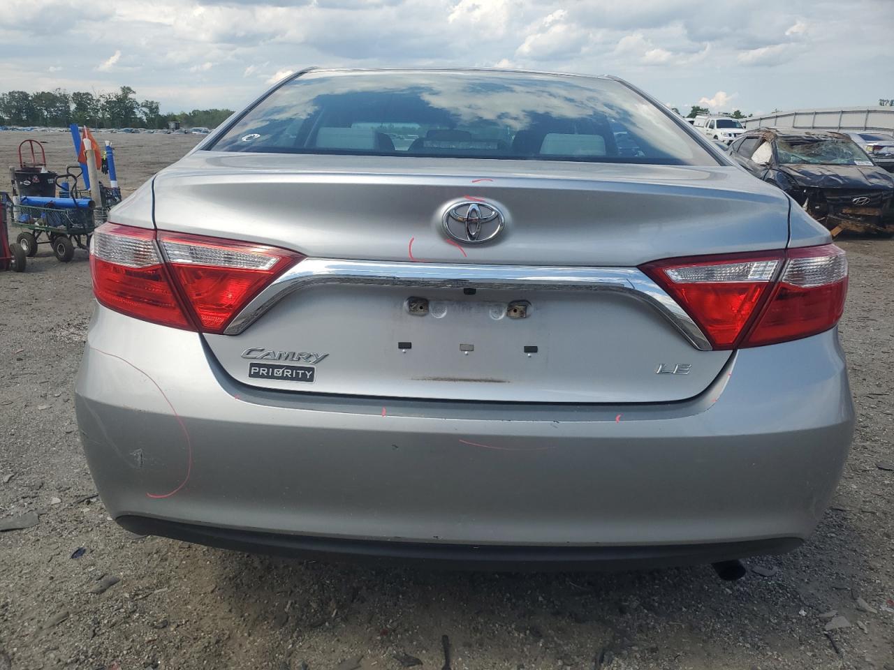Toyota Camry Le Image 10