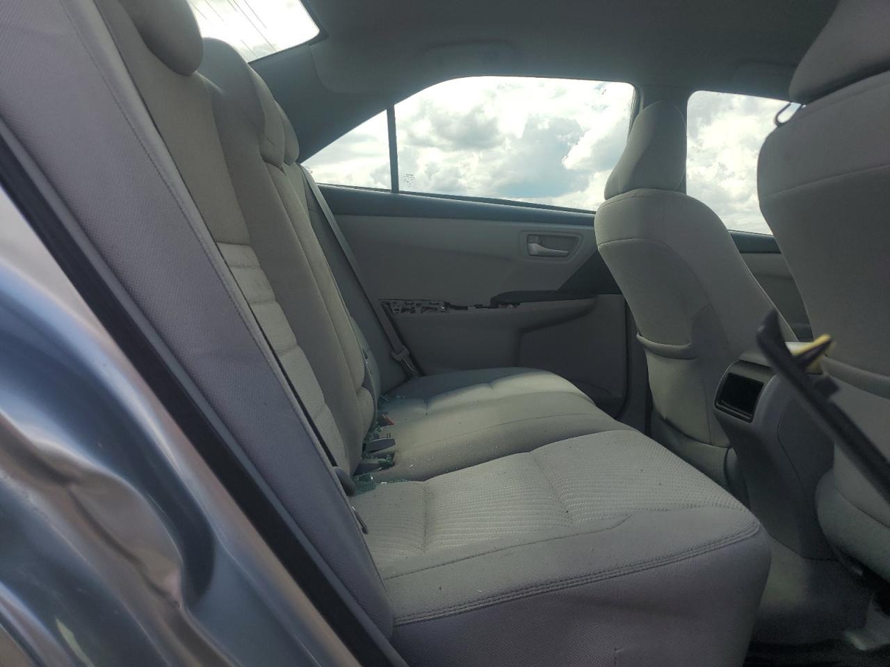 Toyota Camry Le Image 3