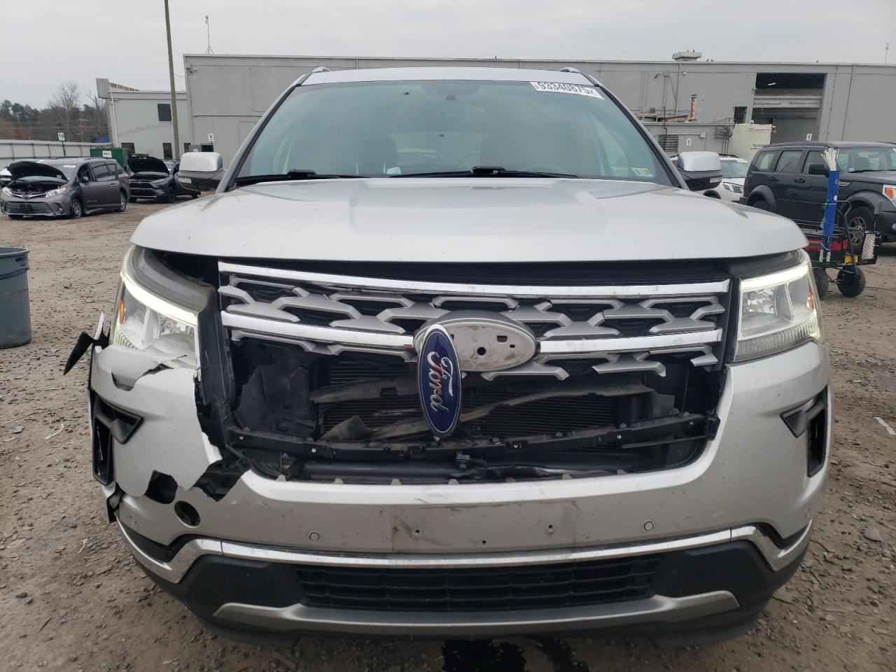 Ford Explorer Limited Image 4