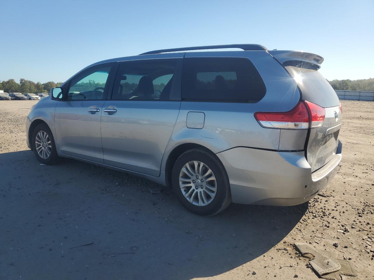Toyota Sienna Xle Image 2