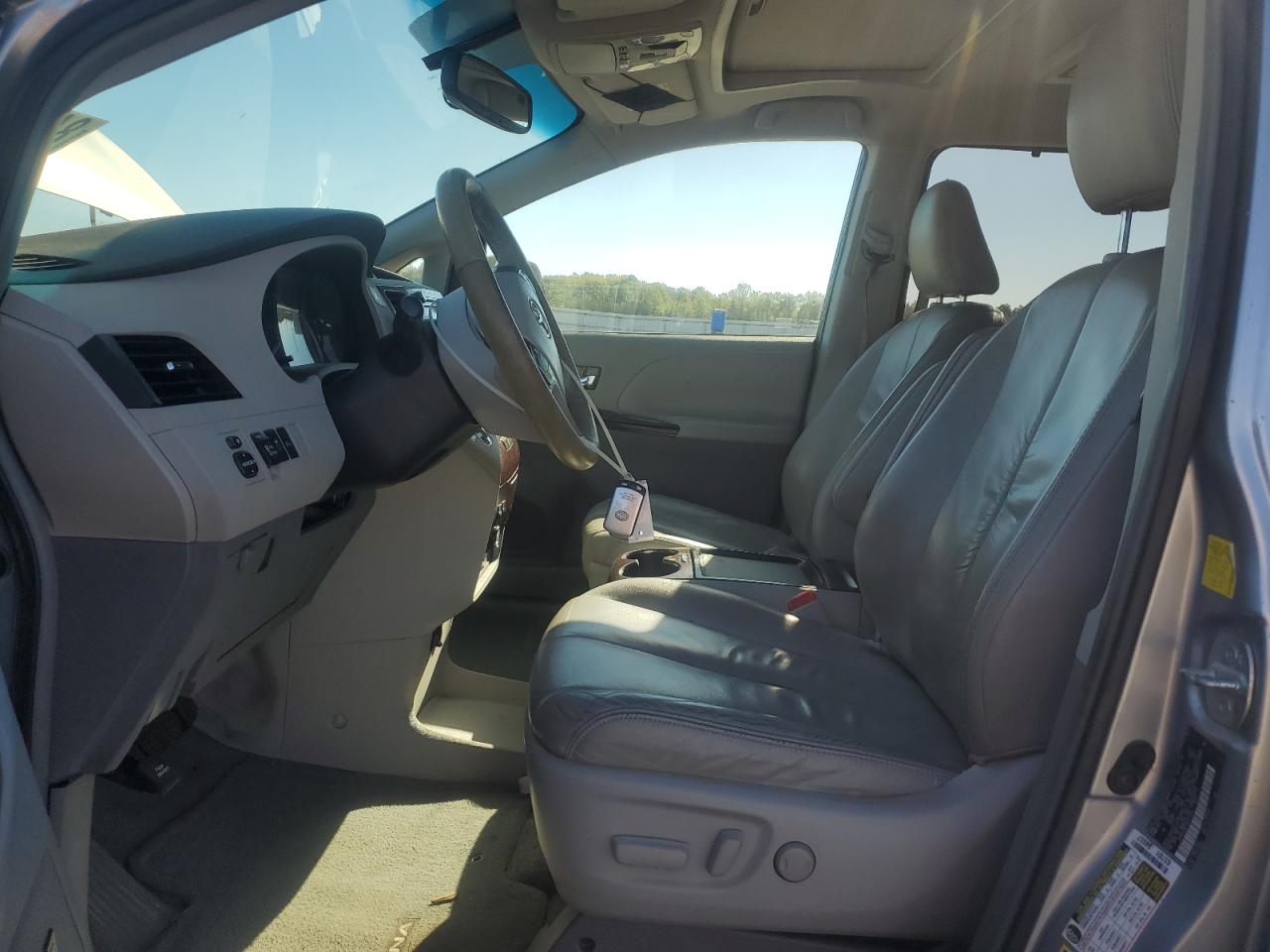 Toyota Sienna Xle Image 3