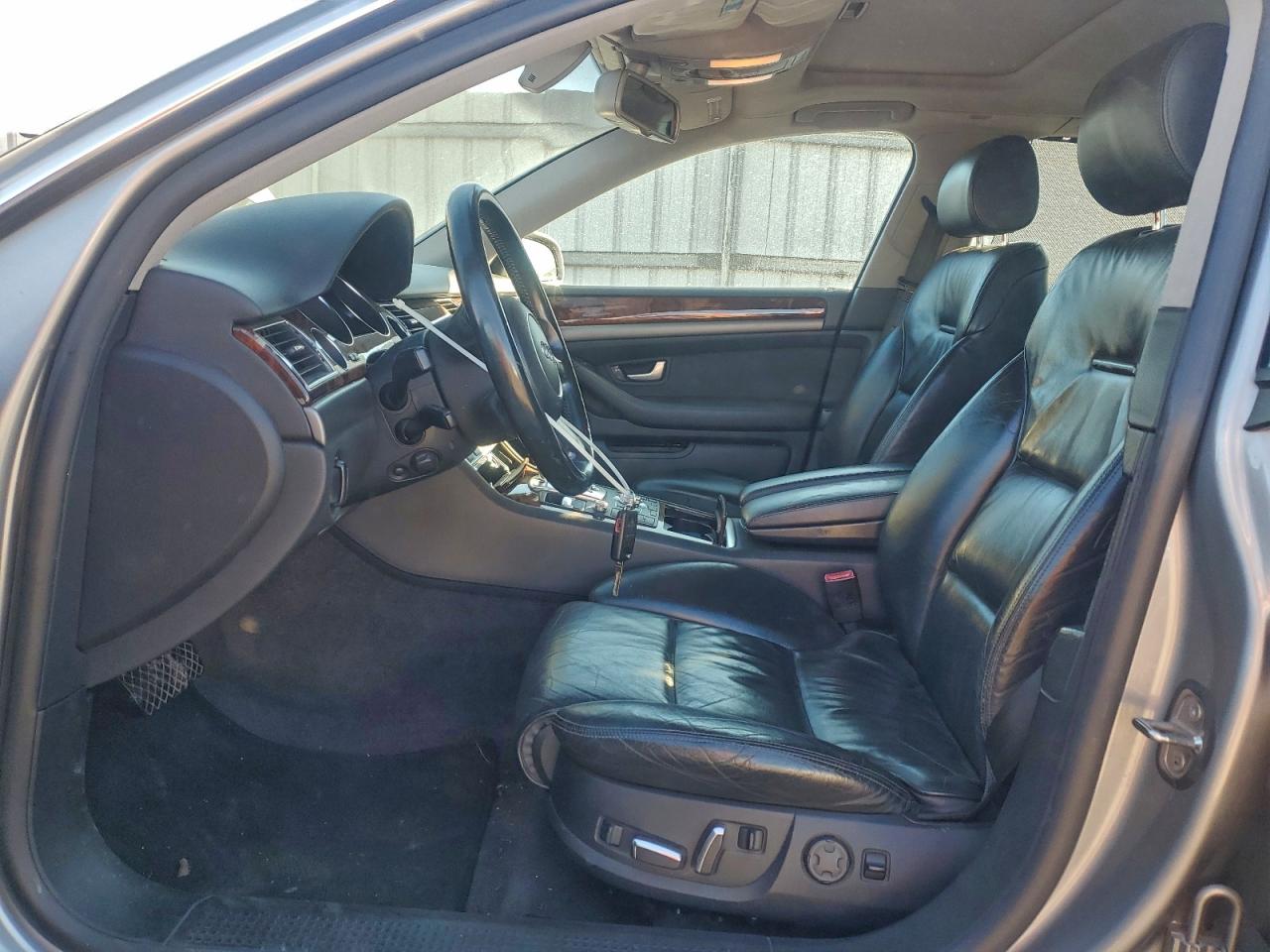 Audi A8 4.2 Quattro Image 6