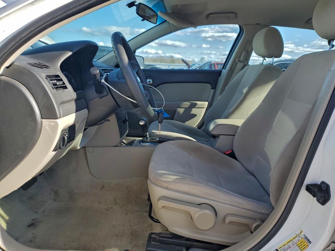 Ford Fusion S Image 10