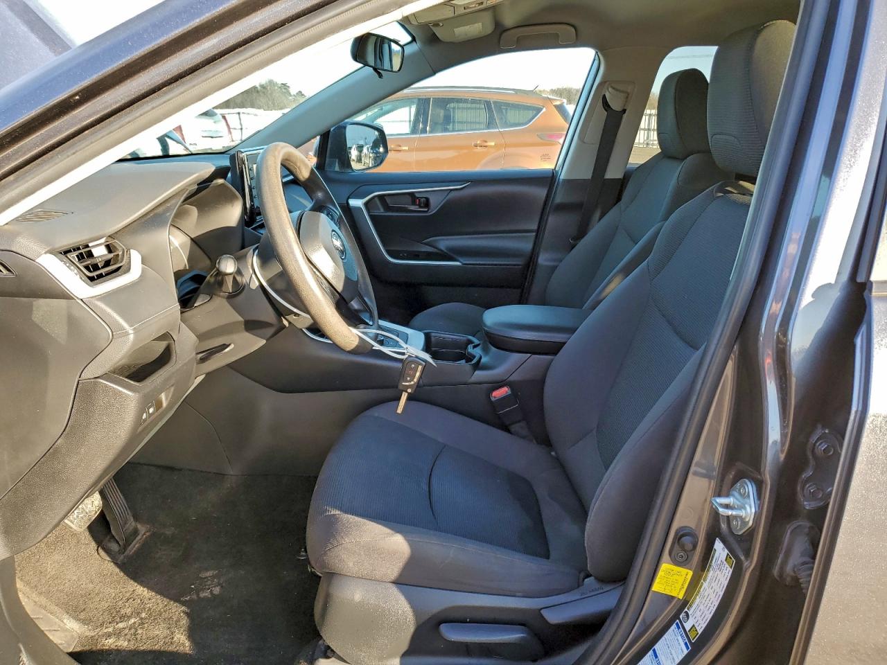 Toyota RAV4 Le Image 11