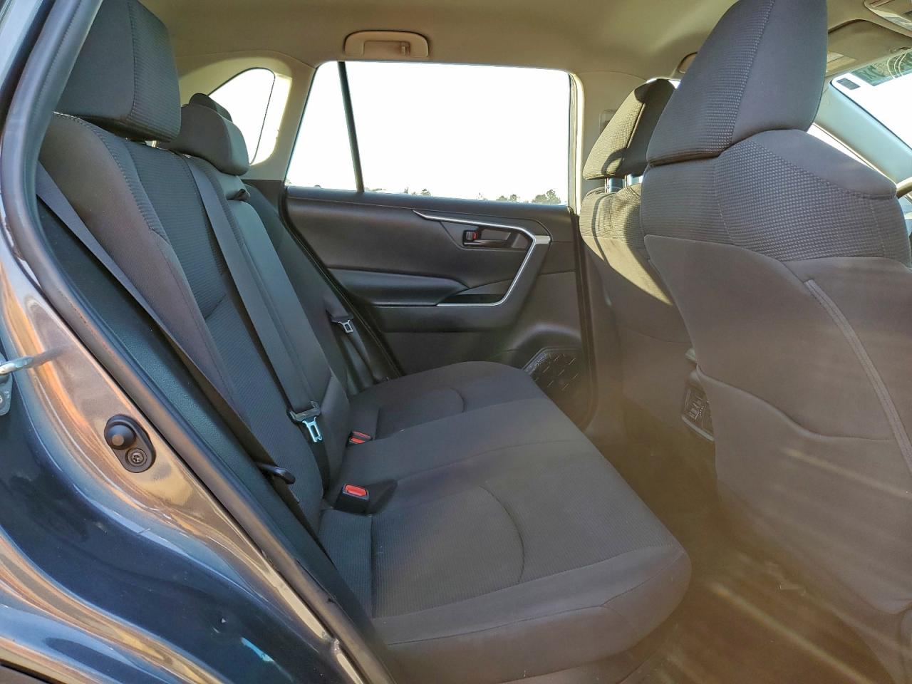 Toyota RAV4 Le Image 9