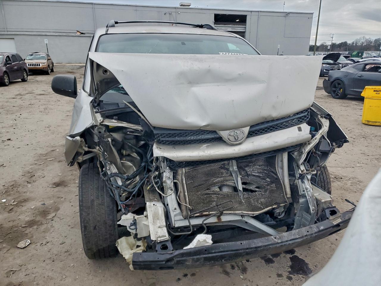 Toyota Sienna Ce Image 2