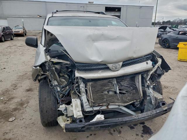 Toyota Sienna Ce Image 2