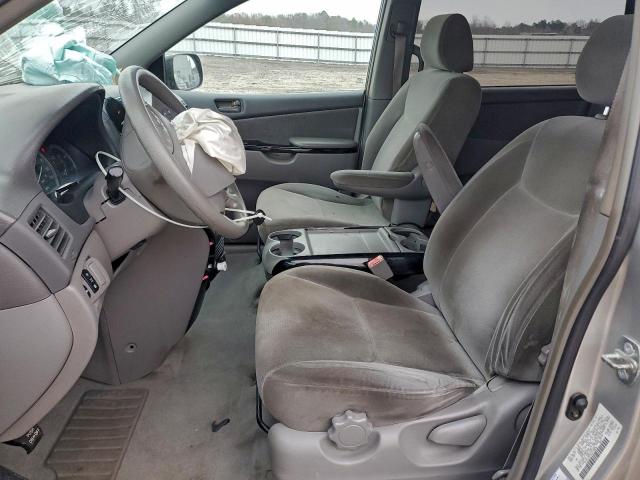 Toyota Sienna Ce Image 10